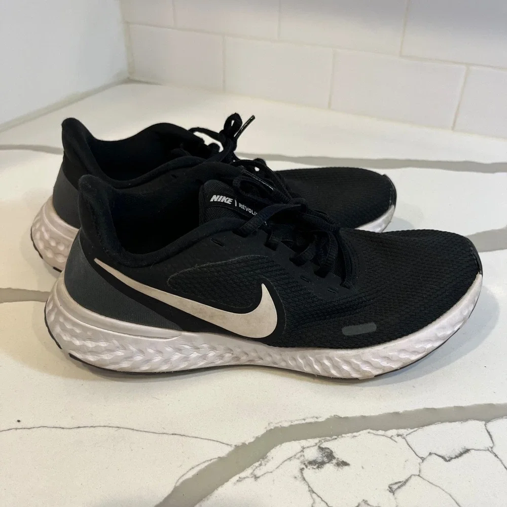 Nike Revolution 5 Mens Running Shoes Black White BQ3207-002 Size 7.5
